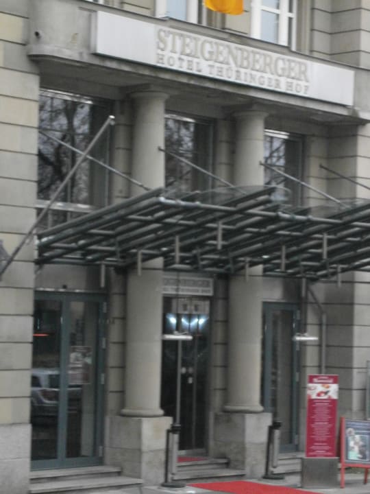 Roter Teppich vor dem Eingang Vienna House by Wyndham Thüringer Hof Eisenach