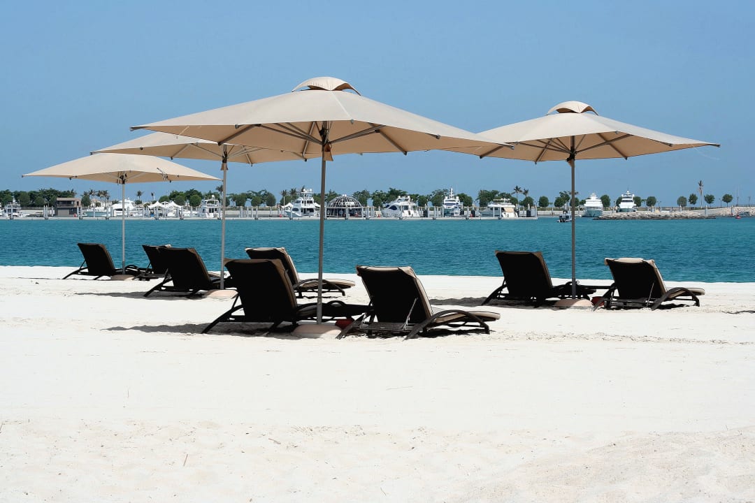 Im Hintergrund der Hoteleigene Yachthafen Emirates Palace Mandarin Oriental