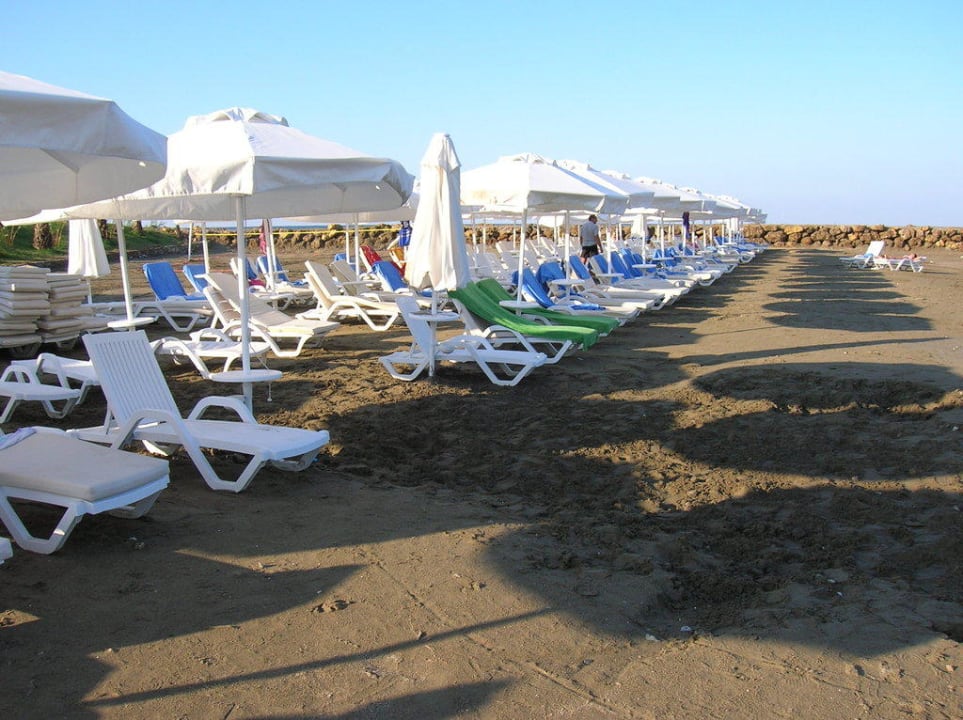 Hotel Strand mit Auflagen und Sonnenschirmen Gold Island Selected