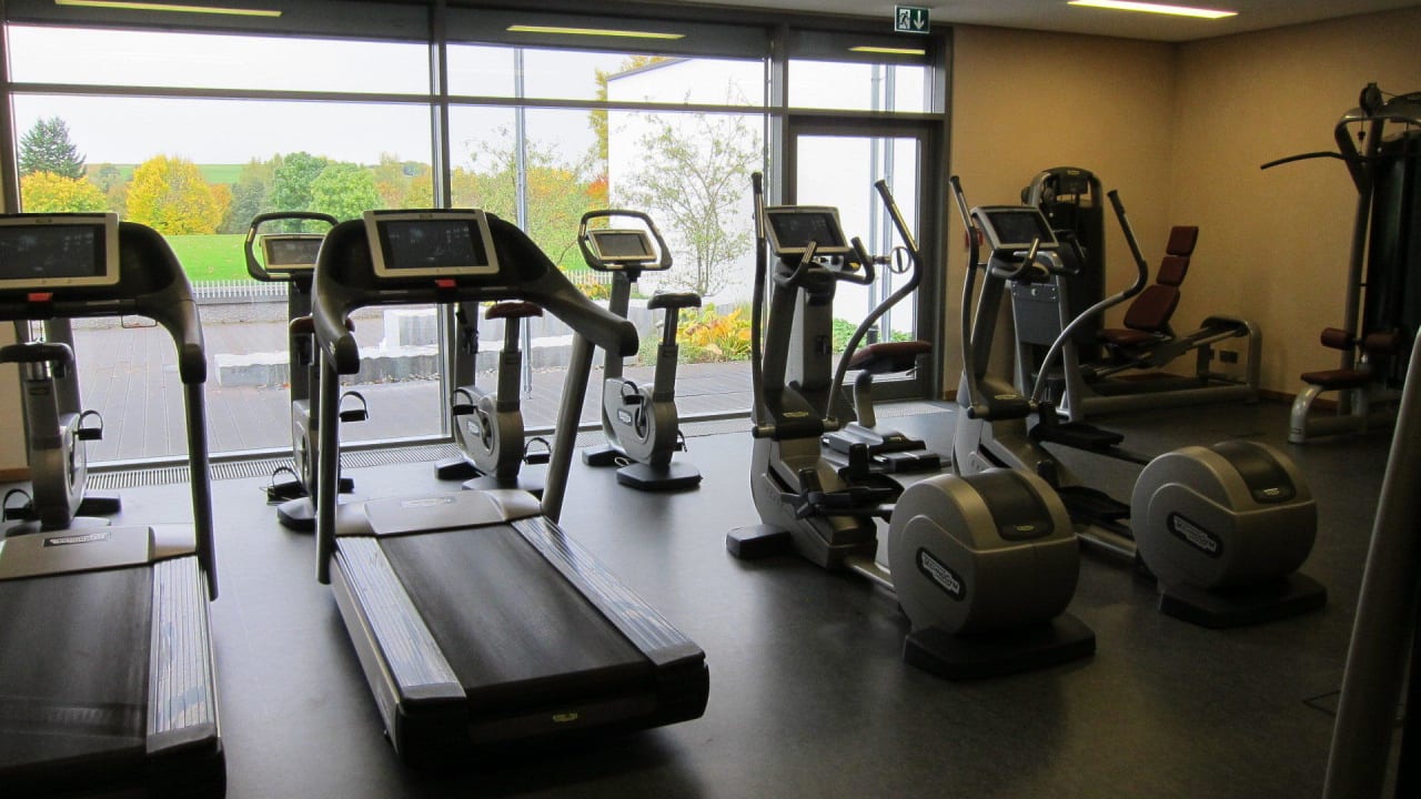 Fitnessraum mit modernsten Geräten Der Öschberghof