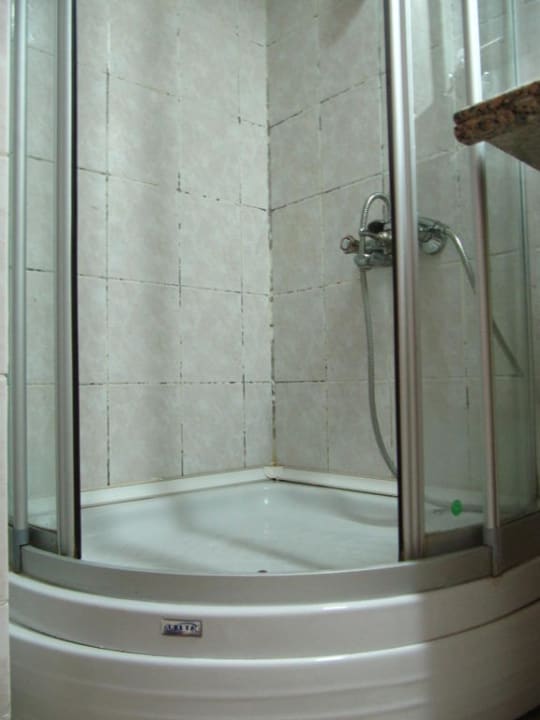 Schimmel und Ekel im Bad Club Hotel Mirabell