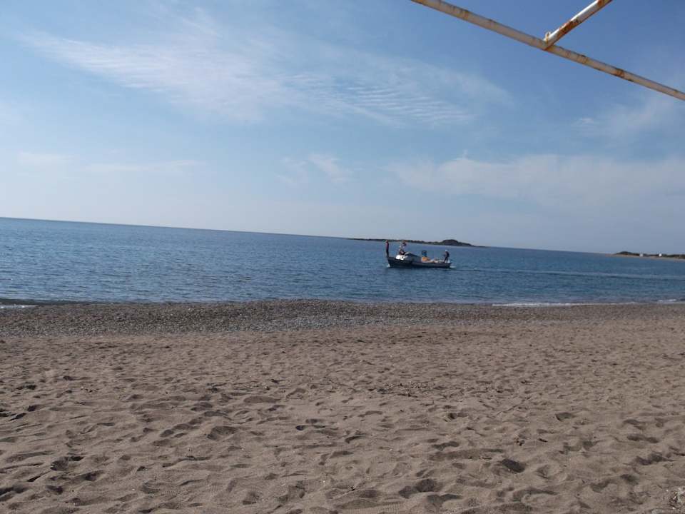 Ein kleines Boot besucht uns Sealife Buket Resort & Beach