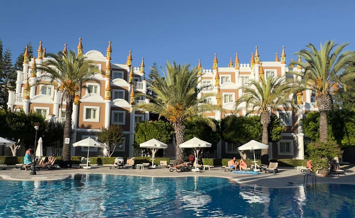 Pool Kamelya Aishen Club