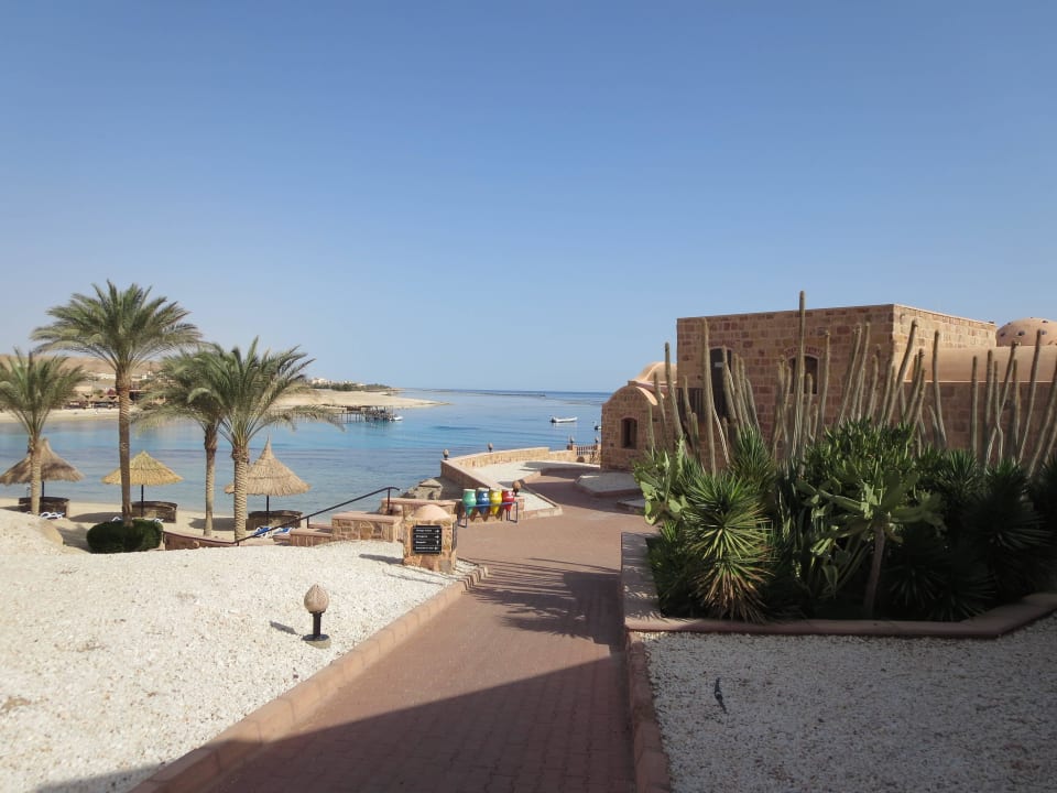 Am Weg zum Strand Mövenpick Resort El Quseir