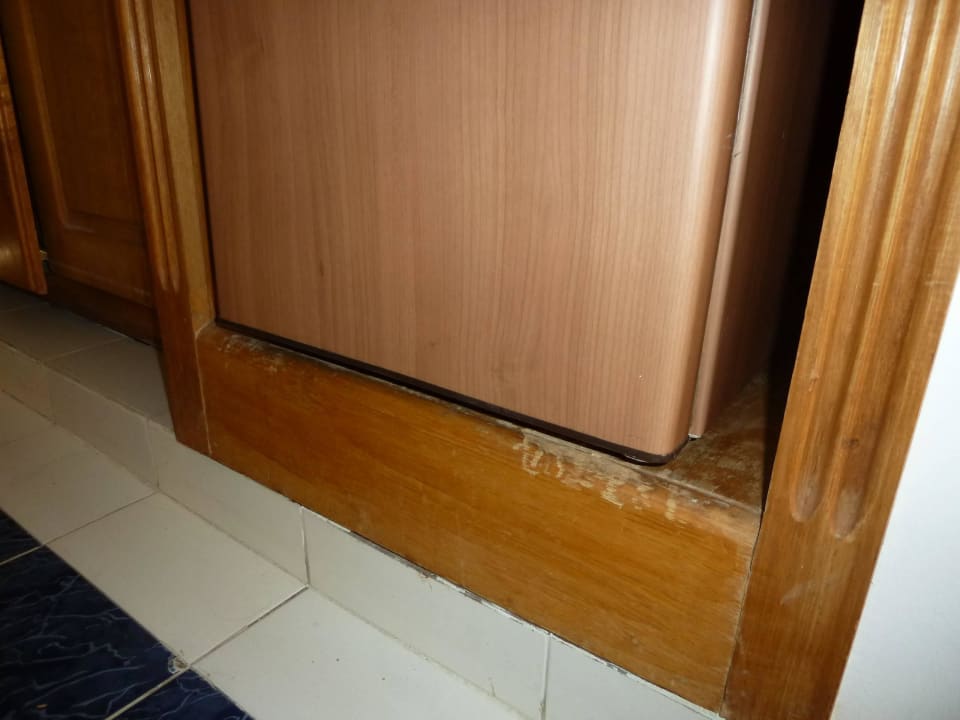 Kaputte Möbel Desert Rose