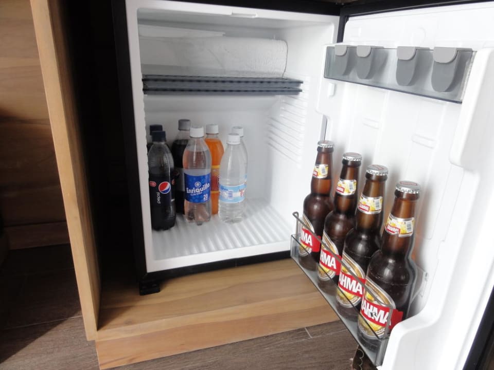 Minibar (schon leicht geplündert) sonst voller! Catalonia Royal Bavaro - Adults only