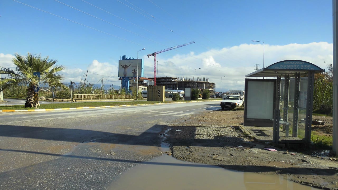 Steht ganz allein auf der anderen Strassenseite Dream World Aqua Hotel