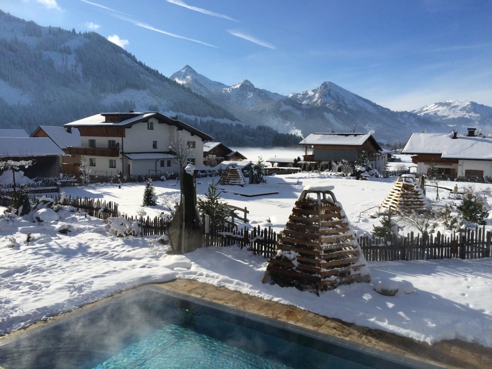 Vue sur la piscine extérieure  Wellnesshotel Engel