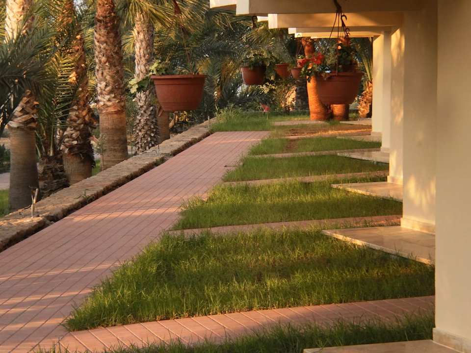 Vor den unteren Bungalows Oscar Resort Hotel