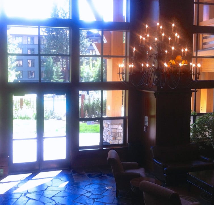 Der untere Eingangsbereich Hotel The Village Lodge