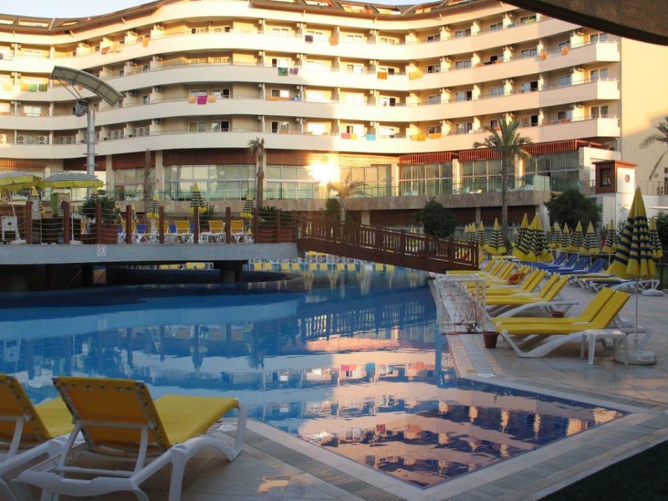 Pool mit Haupthaus Alaiye Resort & Spa