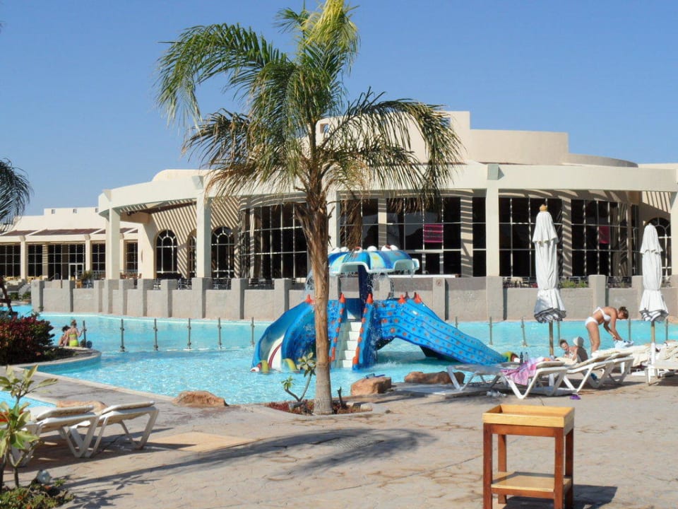 Teil der Poolanlage mit Bar Prima Life Makadi Resort