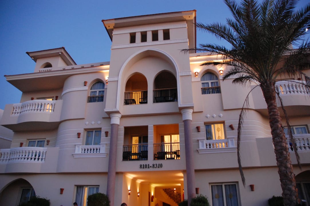 Od strony wejścia do budynku Hotel Tropicana Azure Club