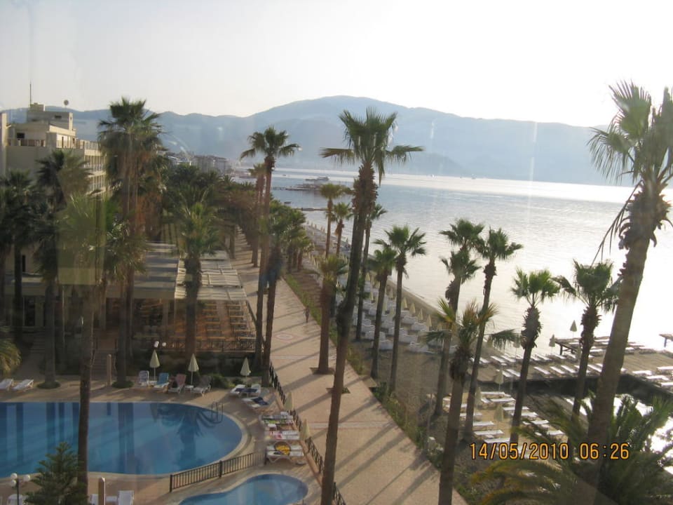 Widok basenu deptaka i plaży Prime Beach Hotel