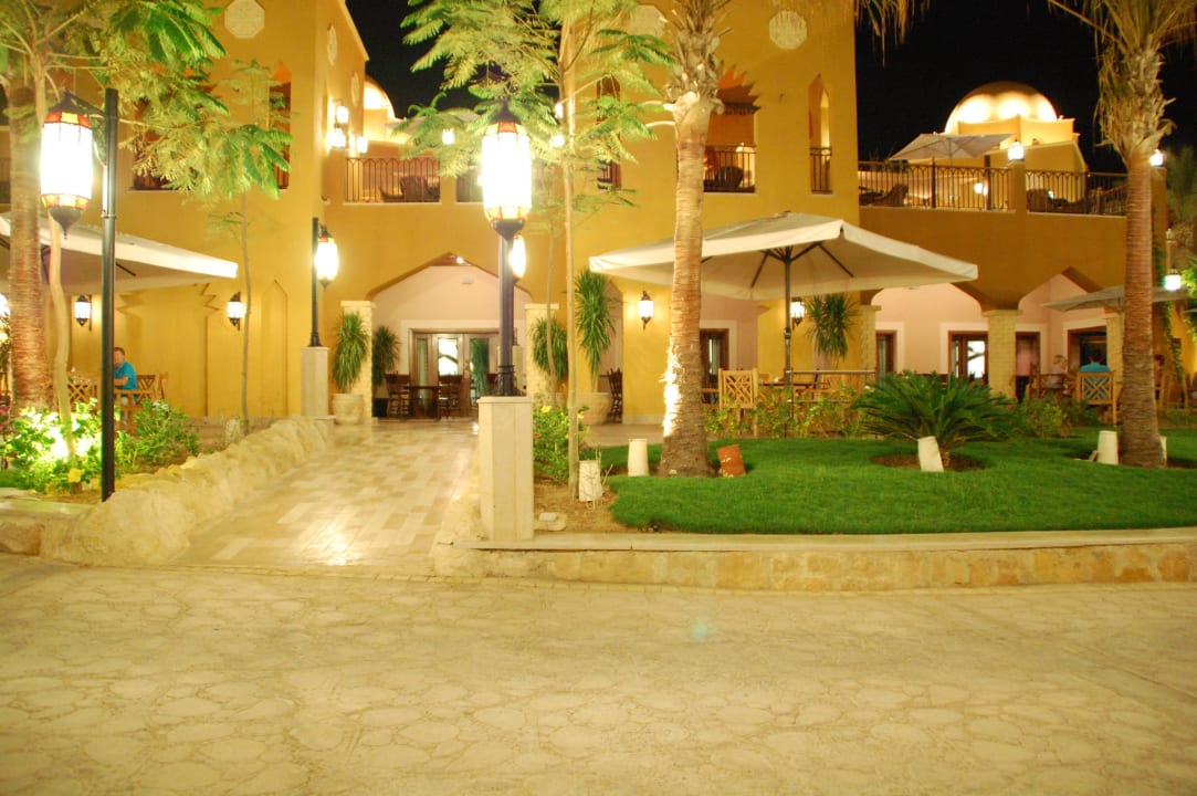 Links Mexikan Restaurant und rechts Swiss/German Restaurant Grand Waterworld Makadi & Family Star Makadi