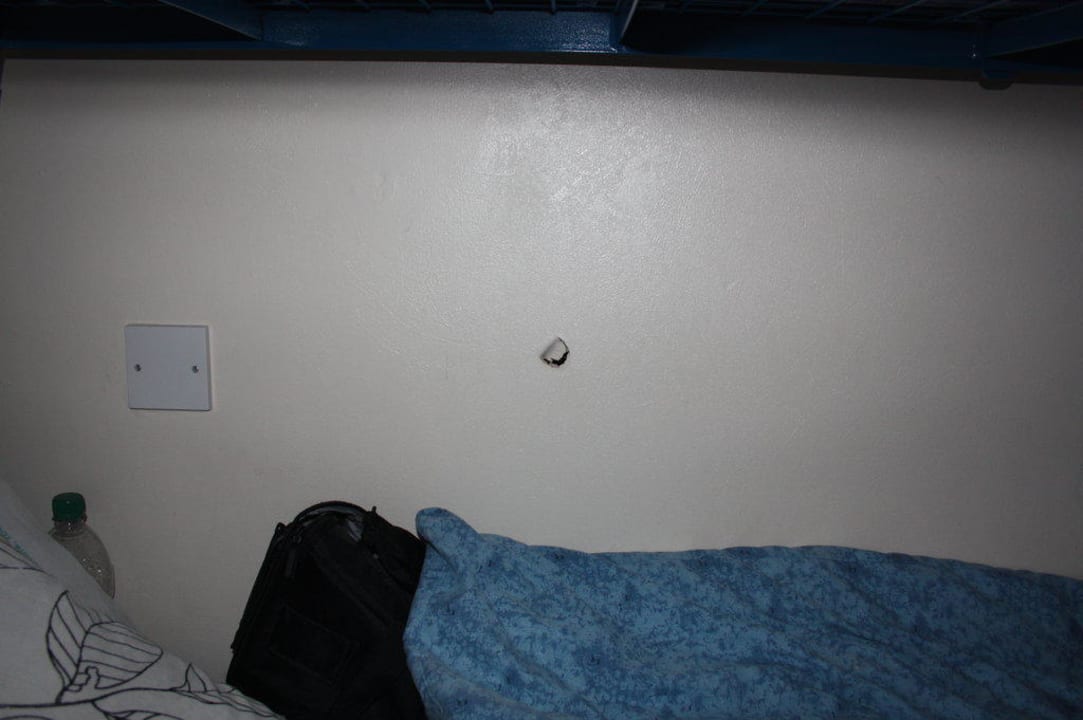 Loch in der Wand neben dem Bett am Kopfende Hotel Smart Hyde Park View