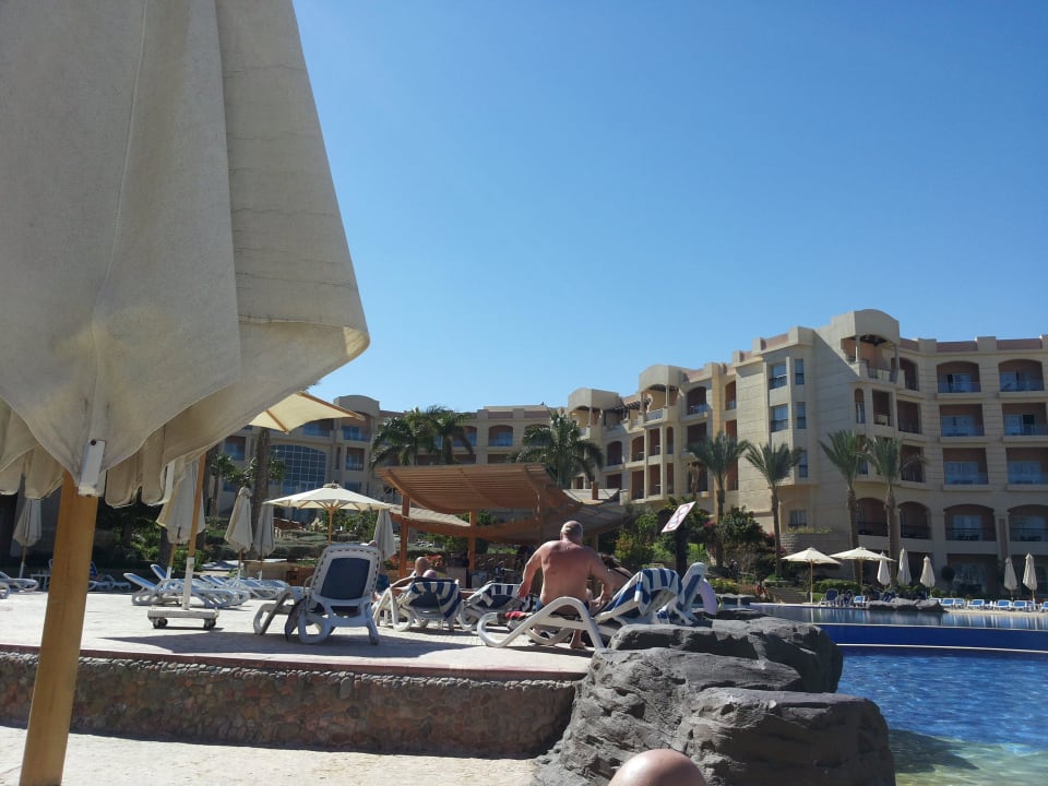 У бассейна Tropitel Sahl Hasheesh