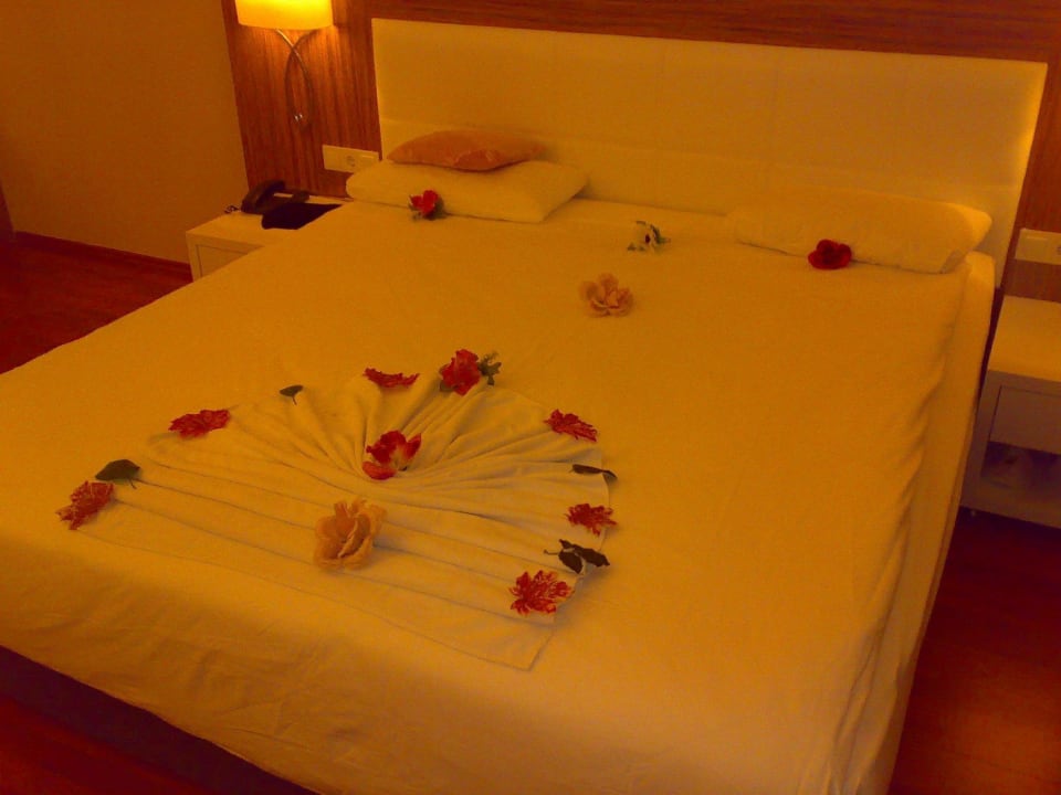 Bett mit Bettschmuck Asteria Family Belek