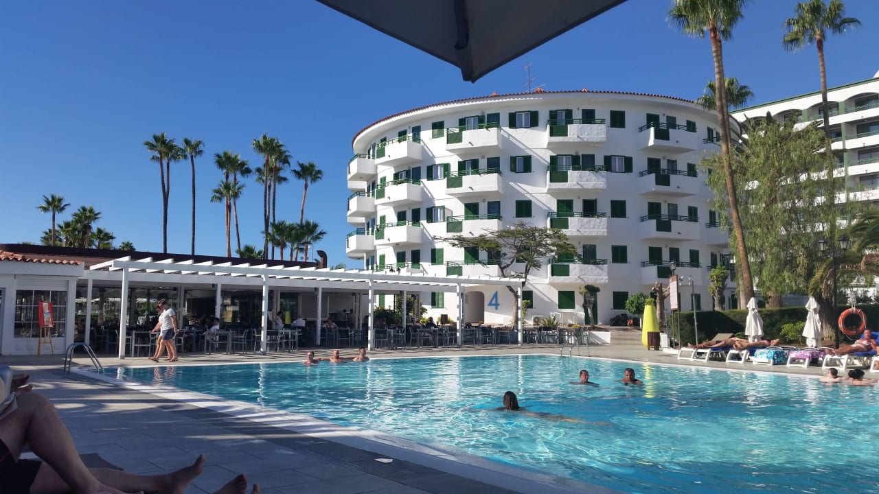 Pool in Richtung Restaurant Servatur Playa Bonita