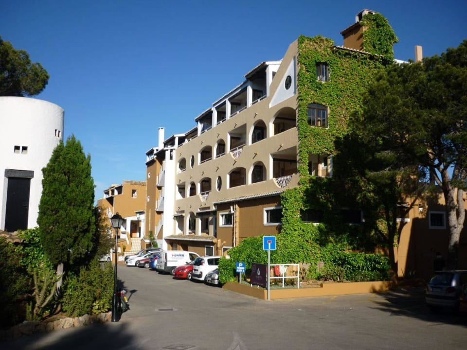 Außenansicht Parkplatz Hotel Aldea Cala Fornells 2
