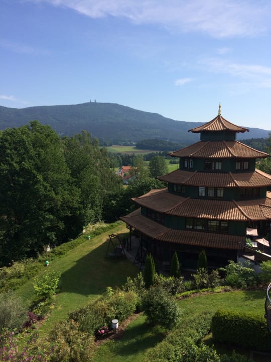 Blick vom Dachpool auf die Sinnespagode Spirit & SPA Hotel Birkenhof am Elfenhain