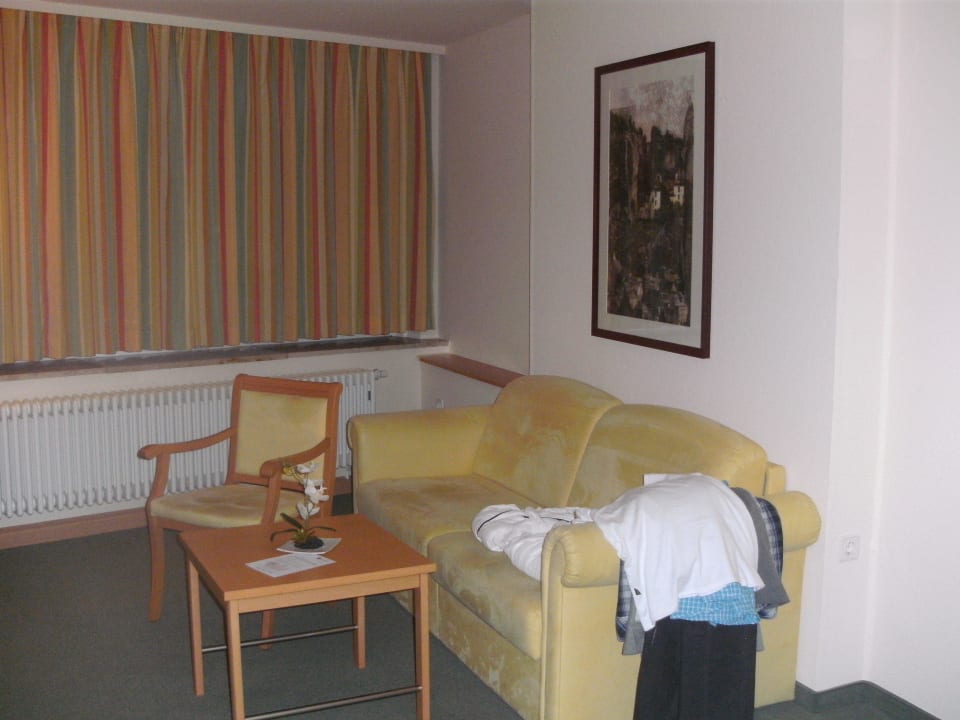 Couch-/Sitzecke vor dem TV-Gerät Berghotel Bastei