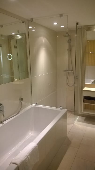 Bad mit Wanne und Dusche Steigenberger Grandhotel & Spa
