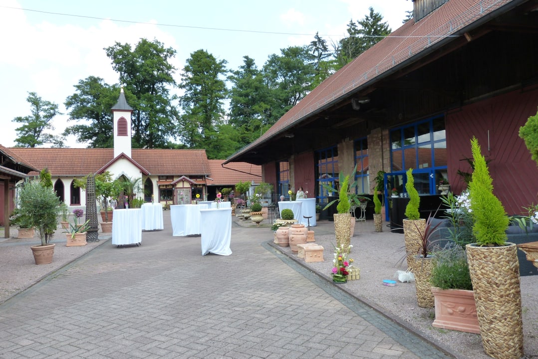 Rechts die große Scheune, hinten Hochzeitskapelle Schlosshotel Weyberhöfe