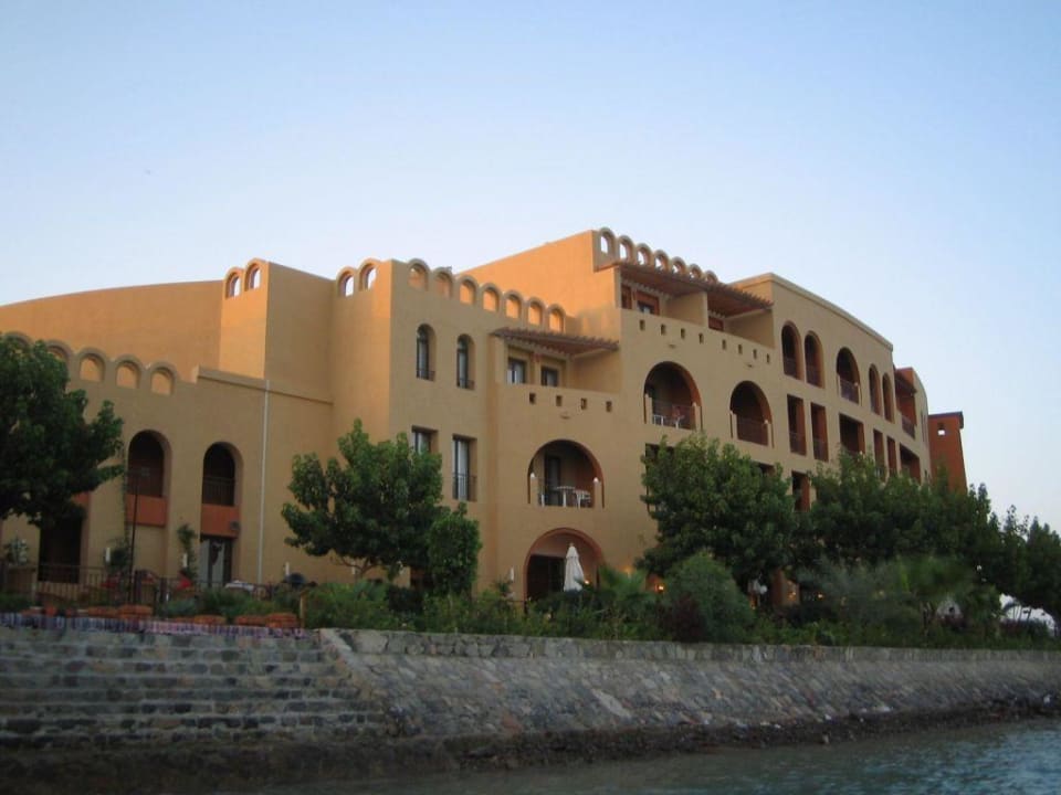 Hotel von außen bei der Lagunenfahrt Hotel Three Corners Ocean View prestige - Adults only