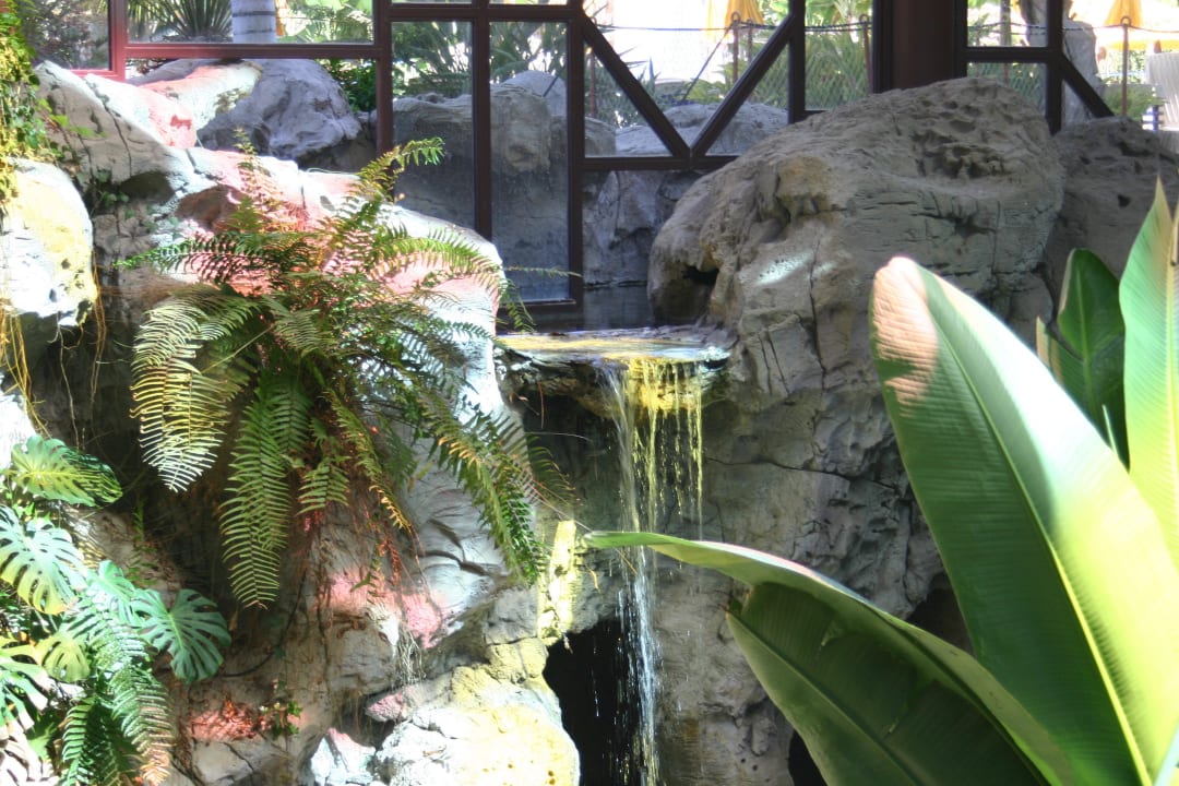 Ein kleiner Wasserfall im Hotel Hotel Cordial Mogán Playa