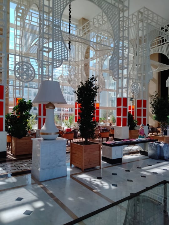 Lobby Well Palace Side