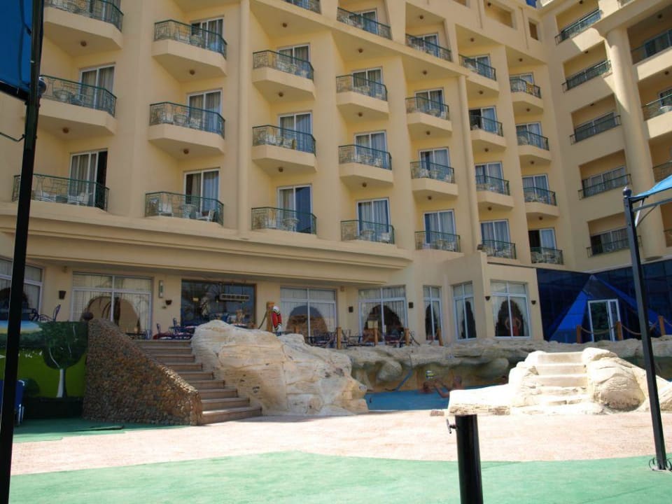 Widok hotelu od strony basenu King Tut Resort