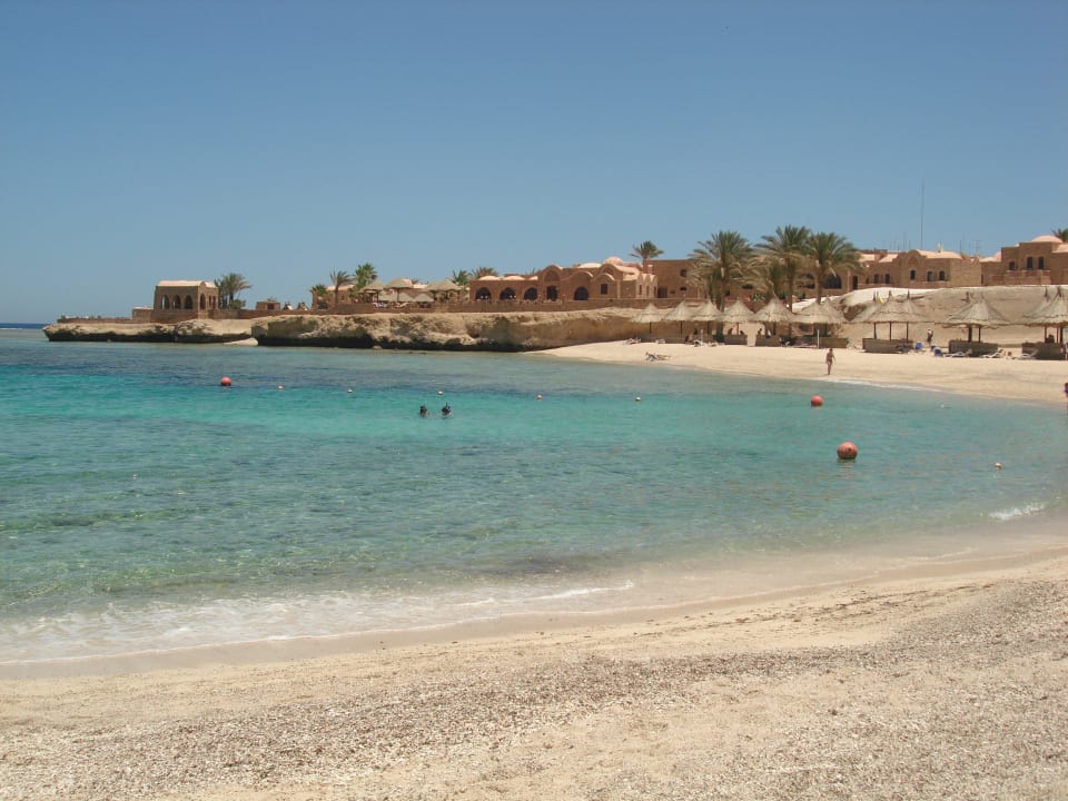 Blick zum Top of the Rock und Seagull Mövenpick Resort El Quseir