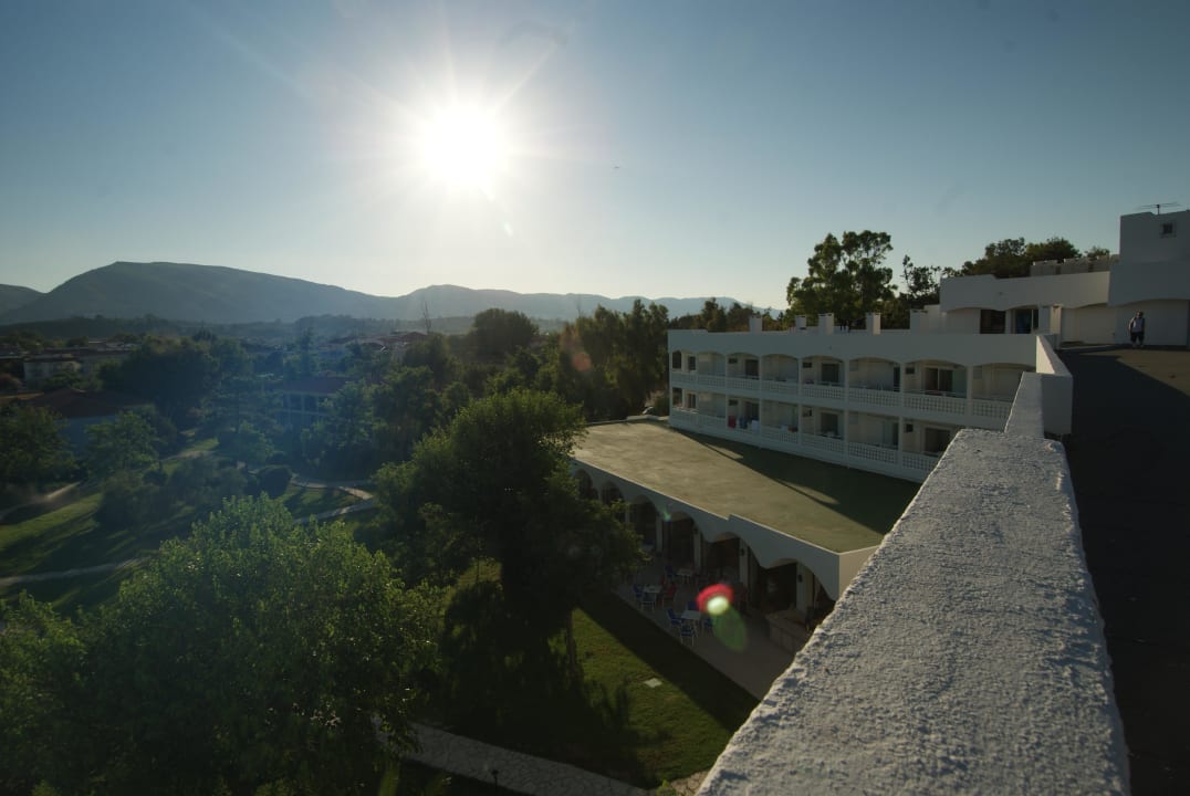 Widok z dachu budynku glownego Domes Aulūs Zante, Autograph Collection