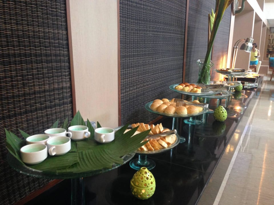 Nur ein winziger Teil des riesigen Buffet-Raums Courtyard by Marriott Bali Nusa Dua