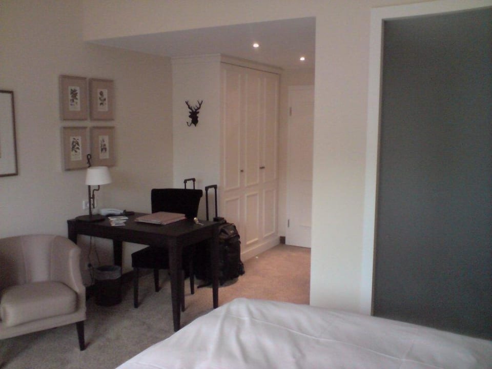 Zimmer mit Blick zum Eingang & Badezimmer Naturresort & Spa Schindelbruch