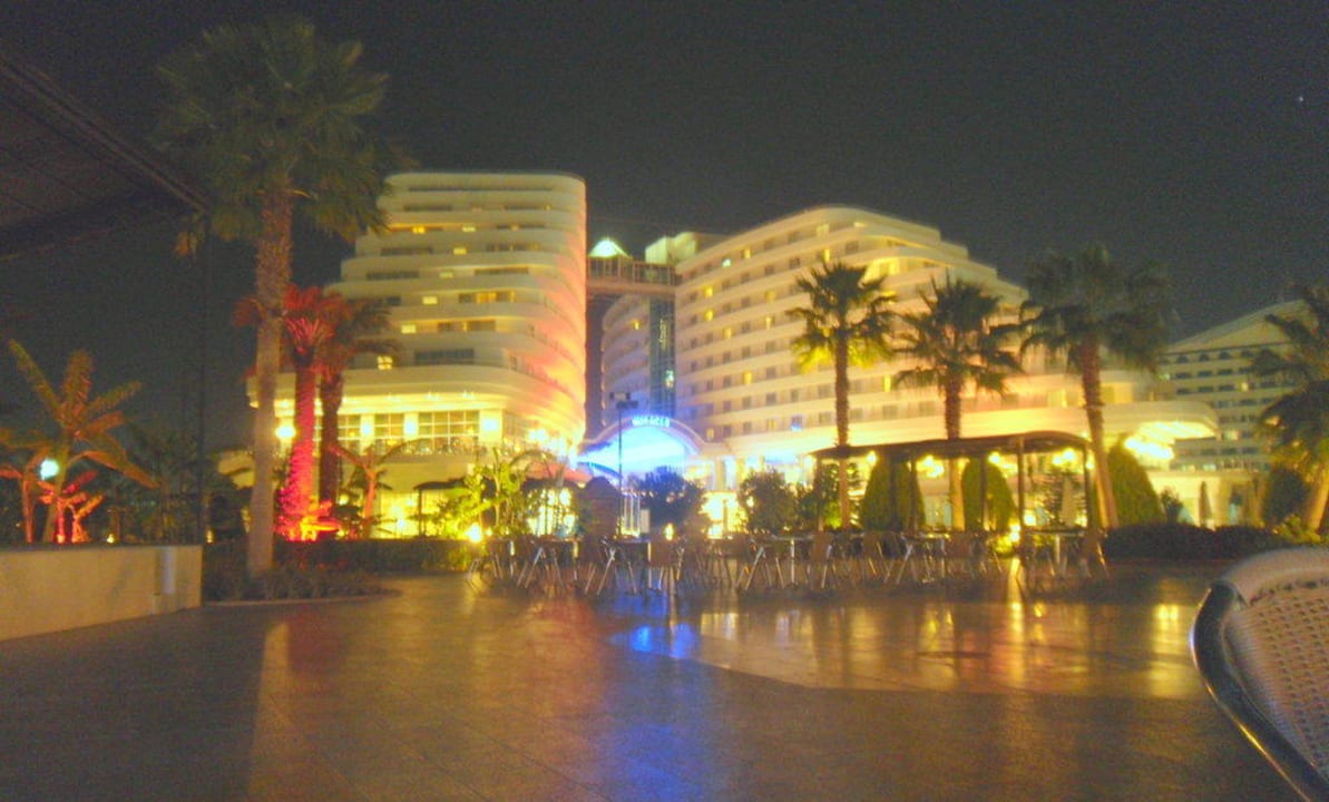 Wie eine Postkarte - das Hotel am Abend Hotel Miracle Resort