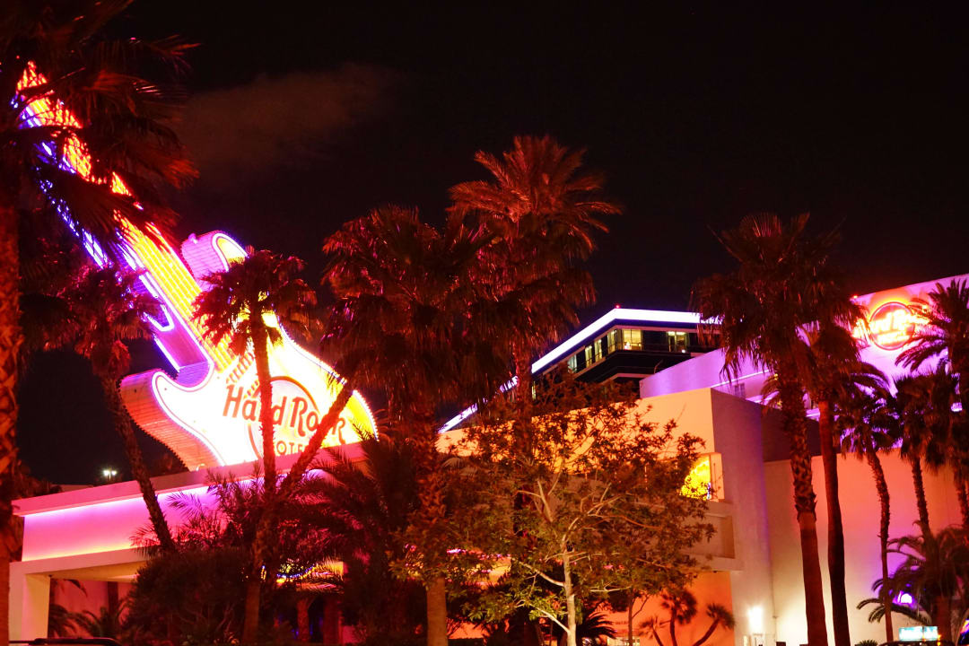 Eingang Virgin Hotels Las Vegas, Curio Collection by Hilton