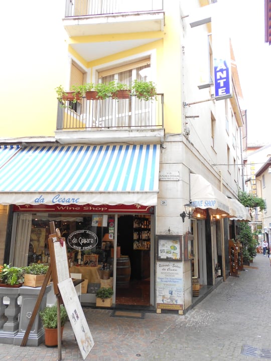 Unten das Restaurant De Cesare oben das Zimmer Hotel Affittacamere Via Mazzini