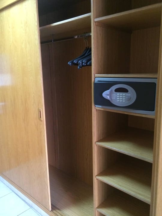 Schrank mit Safe Paradise Bay Resort Hotel