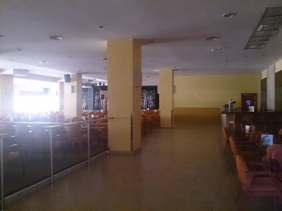 Animationssaal mit Bar Iberostar Waves Bouganville Playa