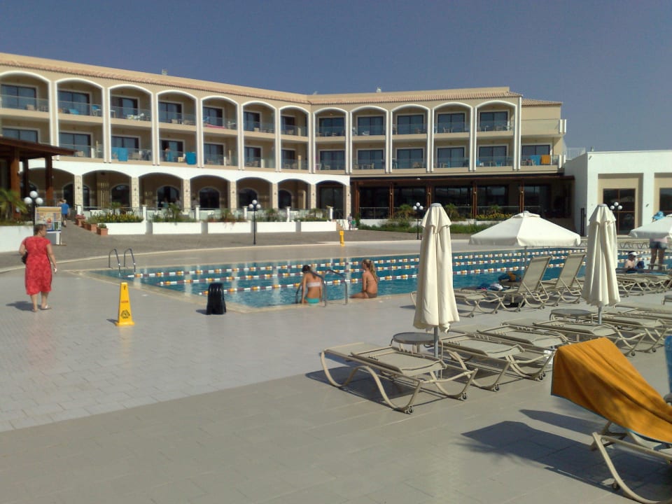Pool Mythos Beach Resort