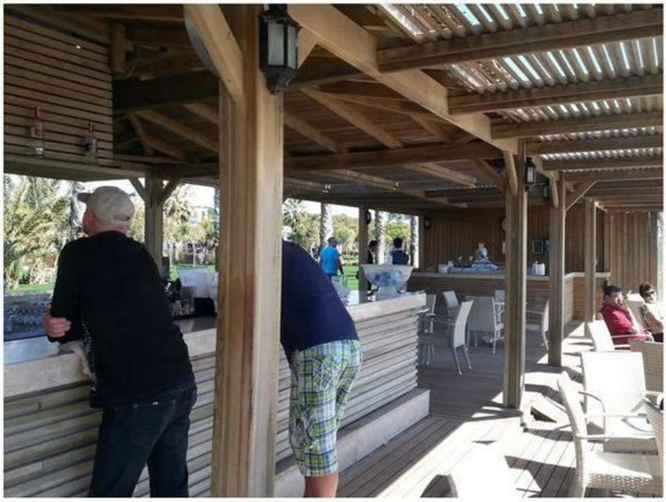 'faules Personal' an der Strandbar Voyage Belek Golf & Spa
