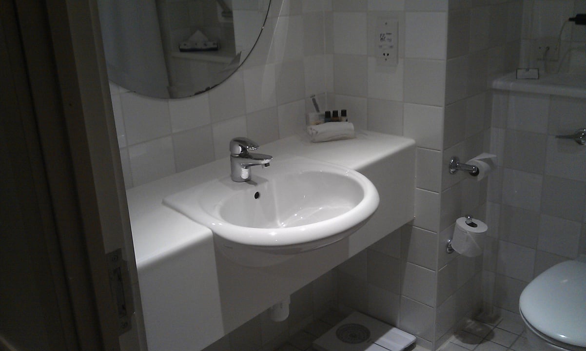 "Badezimmer" Hotel Holiday Inn Guildford (Guildford) • HolidayCheck