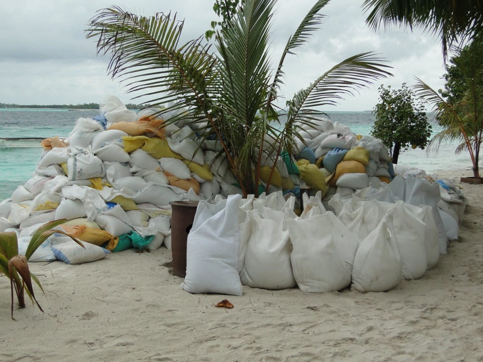 Im Bereich der Beachvillen Vilamendhoo Island Resort & Spa