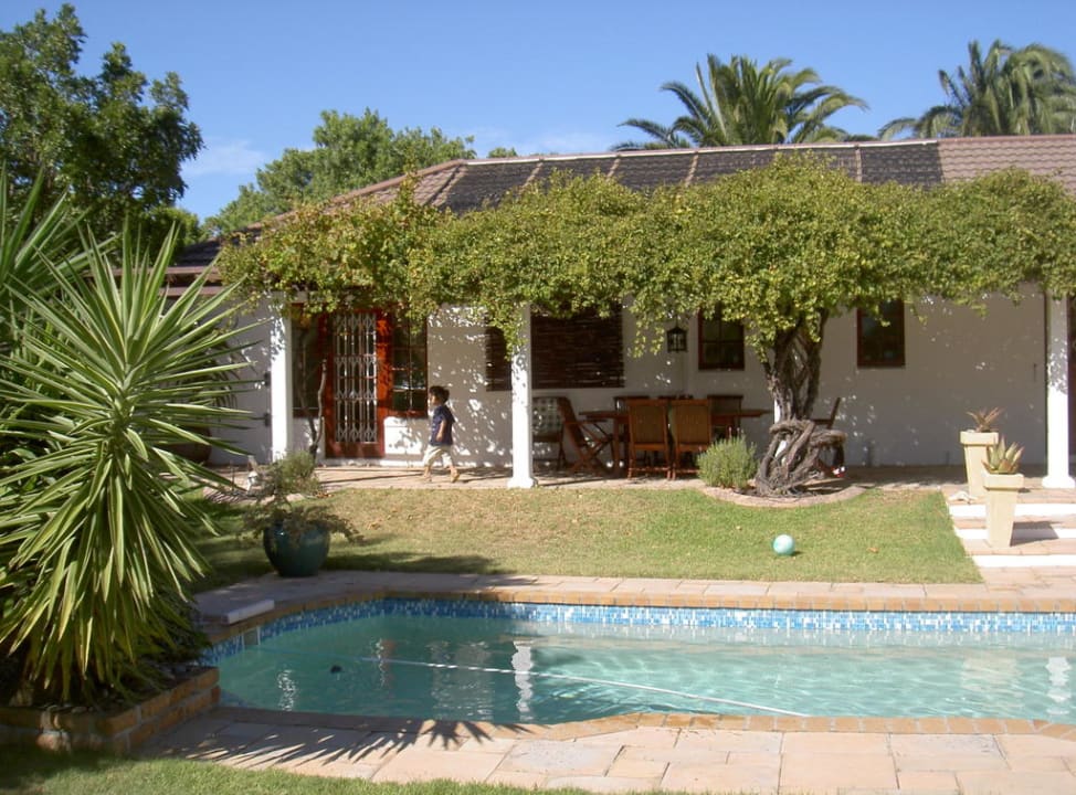Pool und Haupthaus (Gastgeberwohnung) Bed & Breakfast Constantia Palms
