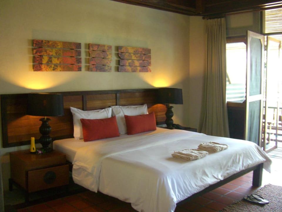 Bett im Bungalow Moracea by Khao Lak Resort