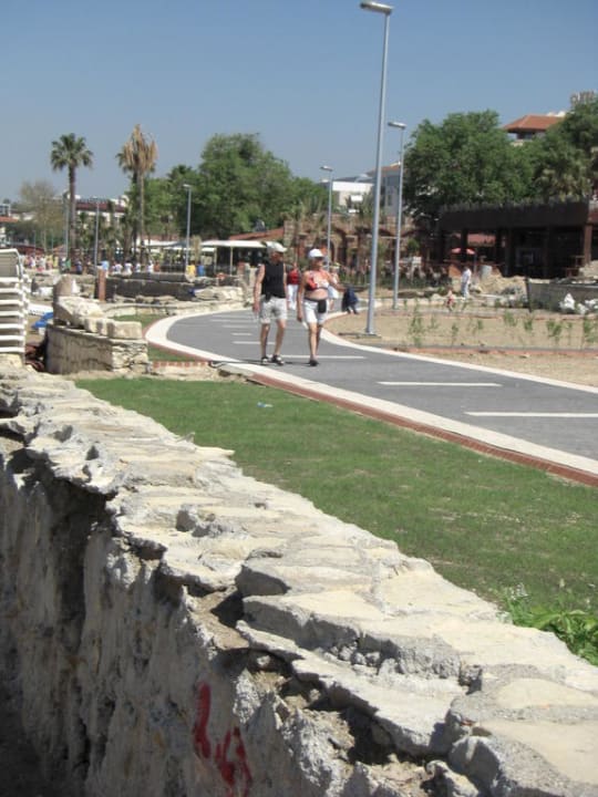 Blcik vom Strand auf Promenade Özlem Garden Hotel