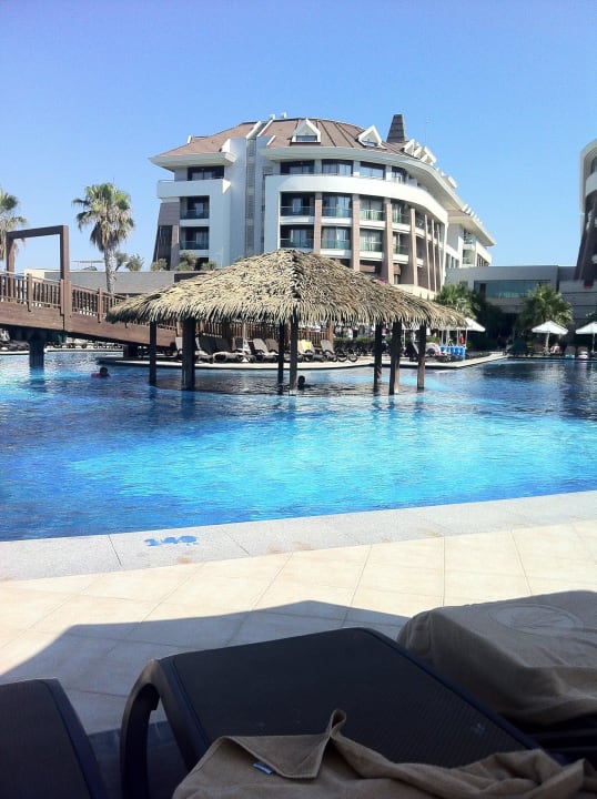 Вид на Отель со стороны бассейна. Sherwood Dreams Resort