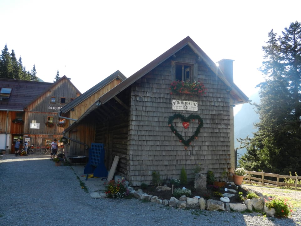 Hütte mit Winterlager Otto-Mayr-Hütte